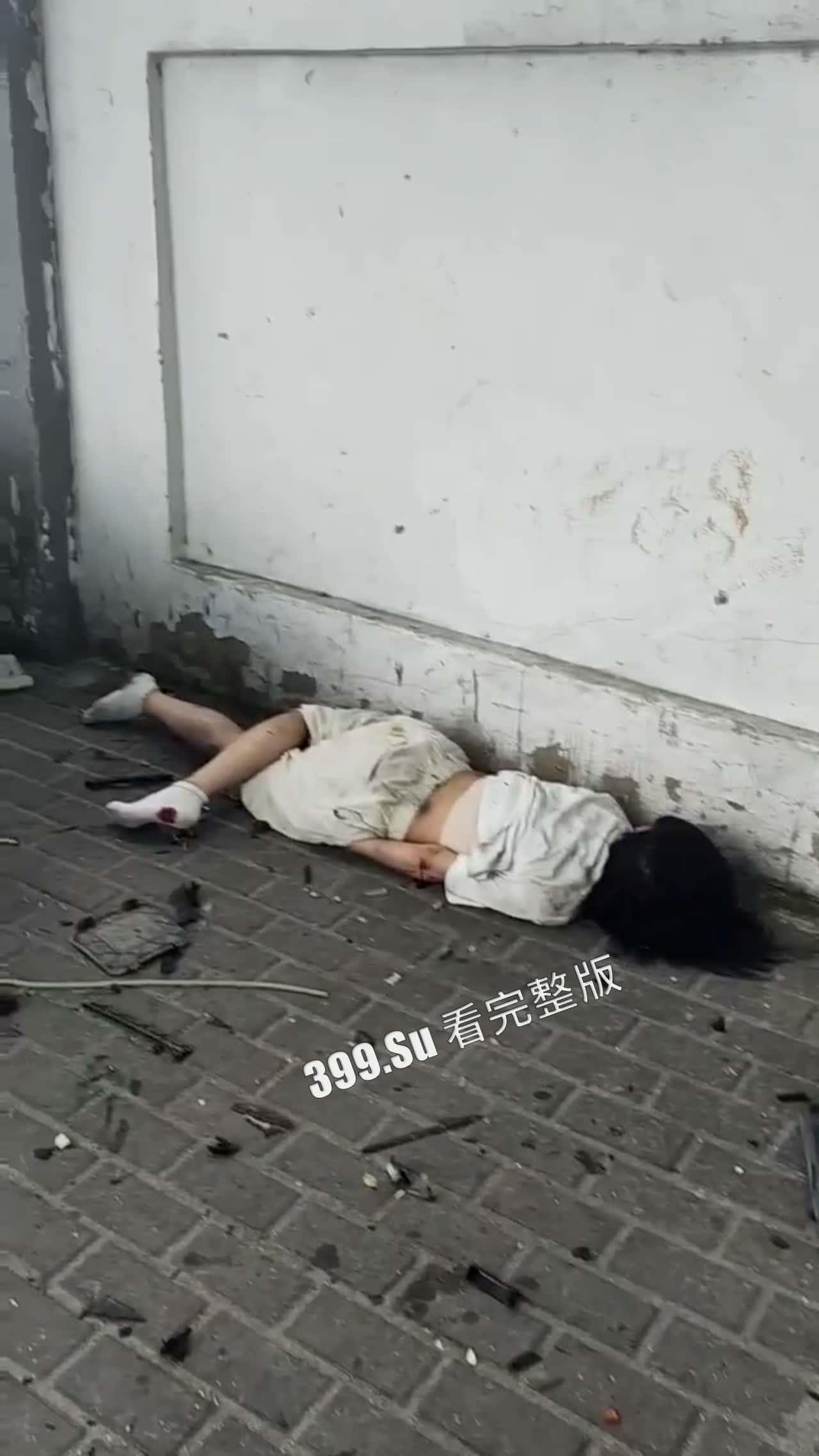 7.13盐城 文泽府邸小区 宝马车主 吸加料电子烟上头  连闯红灯朝人堆里撞 下车仍淡定打电话 现场视频惨烈 第7张