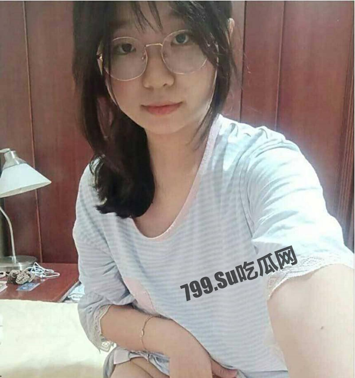 【超精品泄密】 极品学生眼睛娘反差婊 外表乖乖女 没想到吃鸡这么骚 口活爆好 深喉的样子真棒啊  第6张