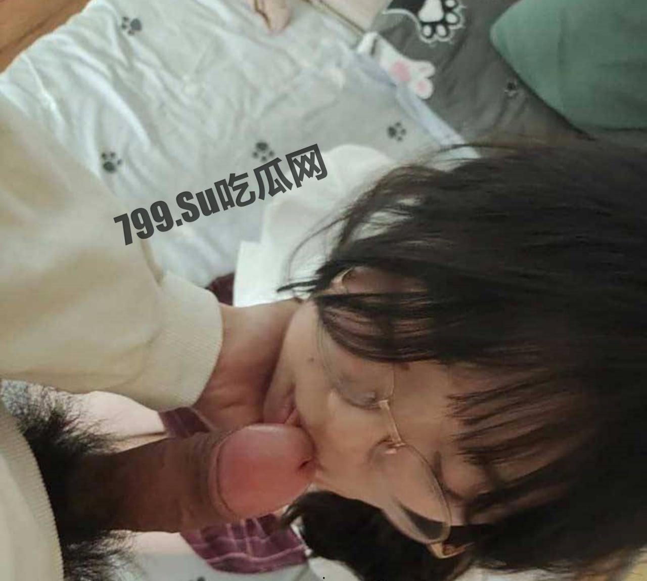 【超精品泄密】 极品学生眼睛娘反差婊 外表乖乖女 没想到吃鸡这么骚 口活爆好 深喉的样子真棒啊  第7张