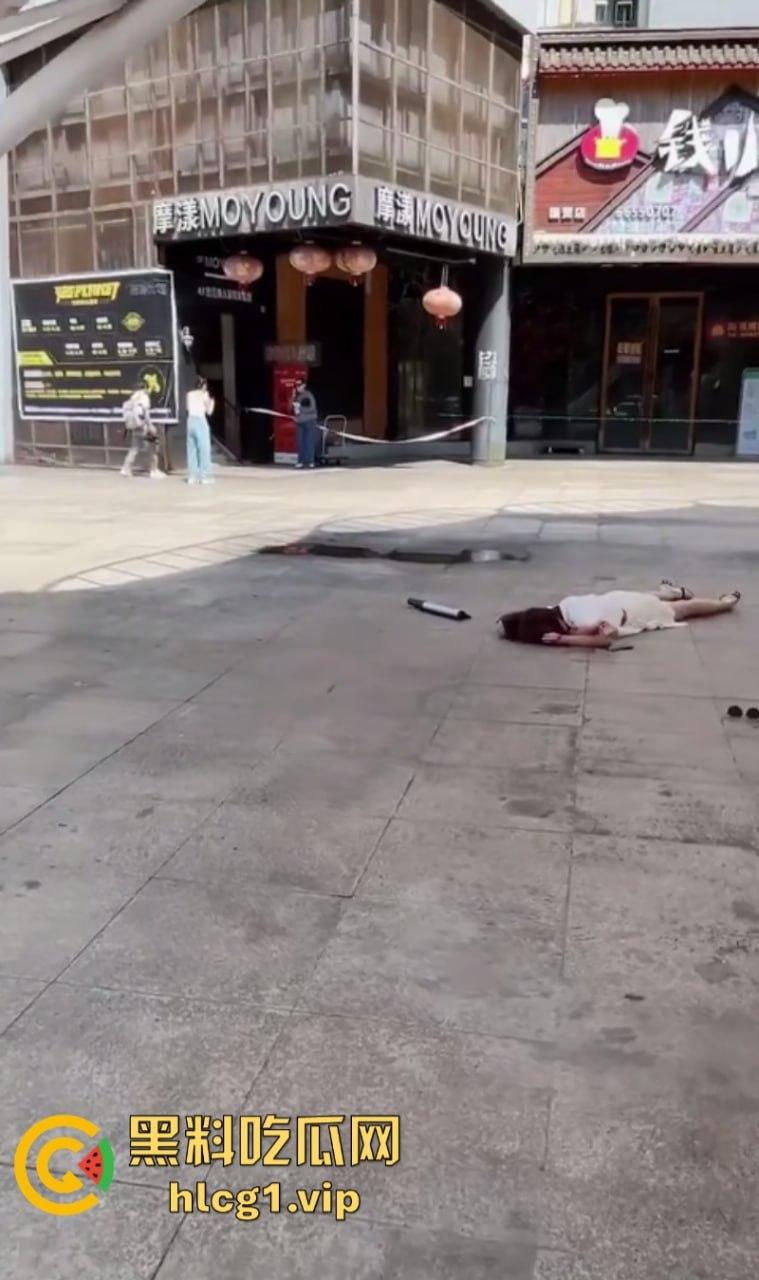 骗我捅你几刀不过分吧！海口一男子持刀捅伤前妻 血撒当场  第5张