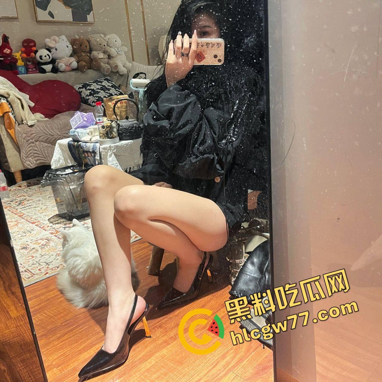 重庆御姐护士『图米海』被开盒，穿情趣抠逼拍片流出，腿长屁股翘骚话说得贼带劲，这女的男人全看哭了！  第2张