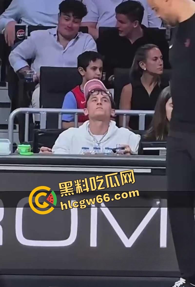 国外富二代看NBA被成人女星女友口射现场曝光，女友嘴里吞精还擦嘴，这俩淫货真是坐着在哪都能玩！  第4张