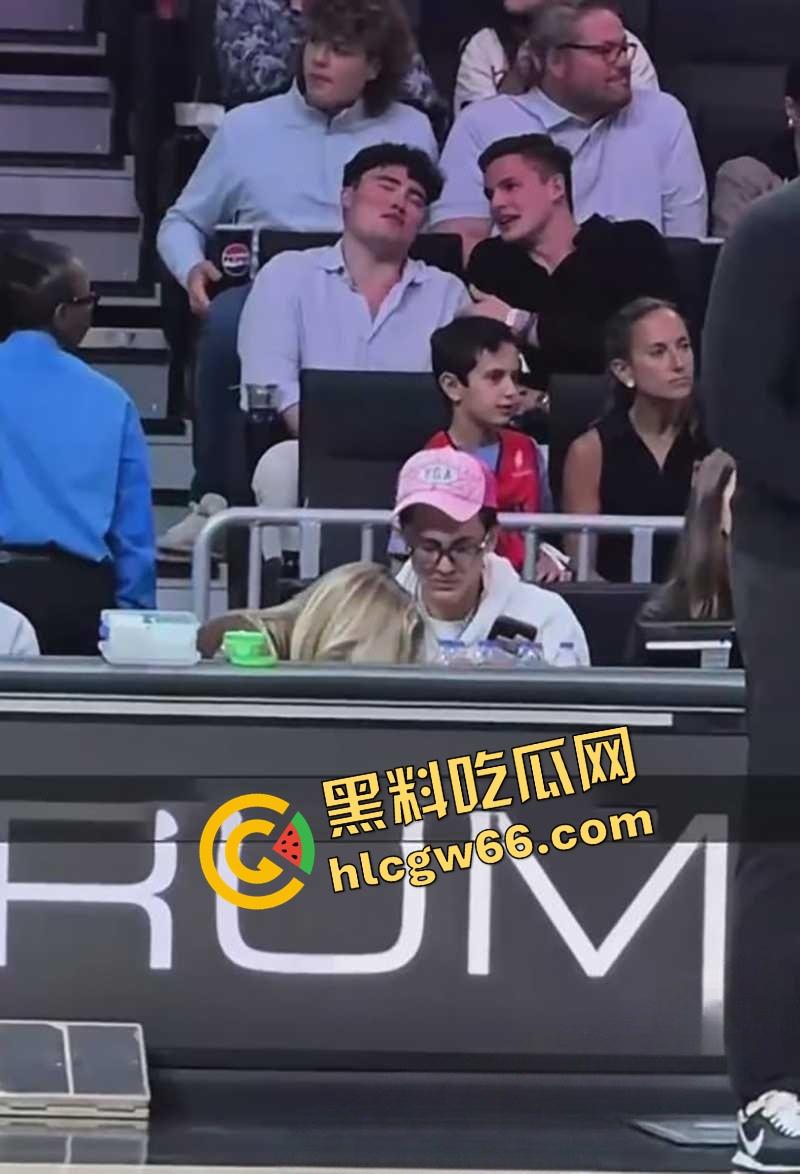 国外富二代看NBA被成人女星女友口射现场曝光，女友嘴里吞精还擦嘴，这俩淫货真是坐着在哪都能玩！  第5张