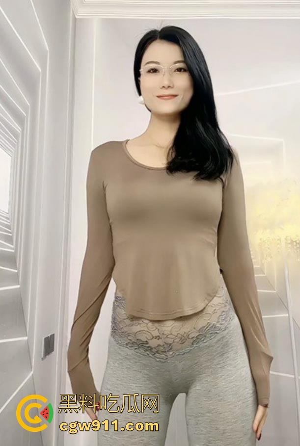 快手御姐网红【冷美人】私密视频曝光！一字马露穴啪啪稀缺福利，比基尼高跟性感满分，这身材真的爱了！  第2张