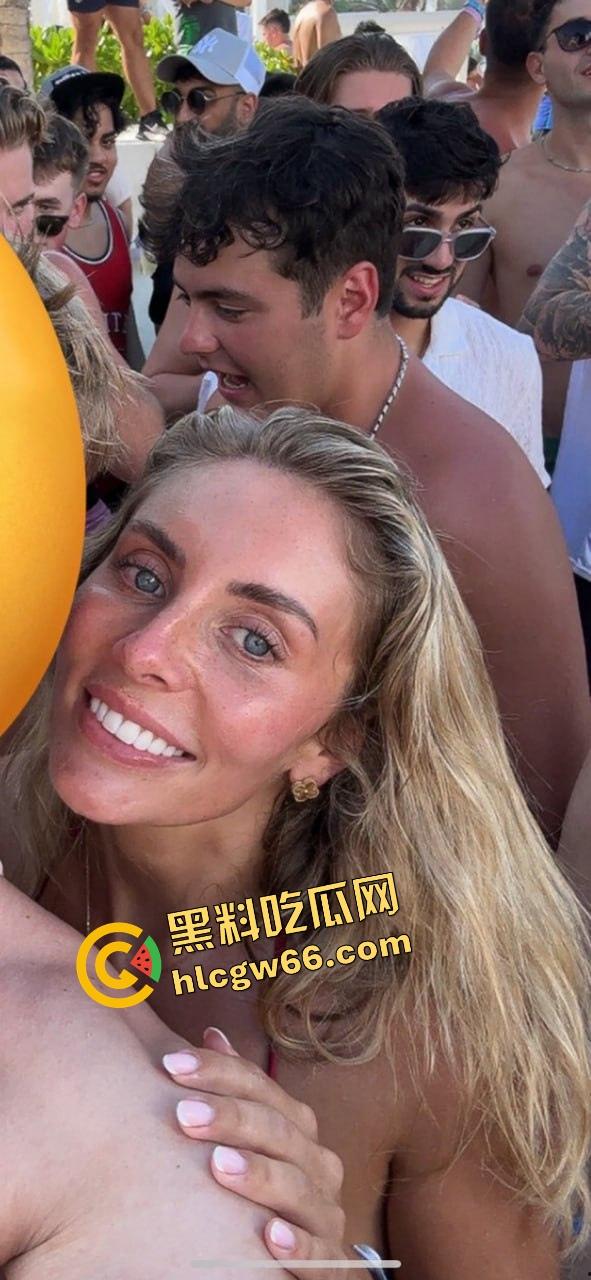 国外富二代看NBA被成人女星女友口射现场曝光，女友嘴里吞精还擦嘴，这俩淫货真是坐着在哪都能玩！  第7张