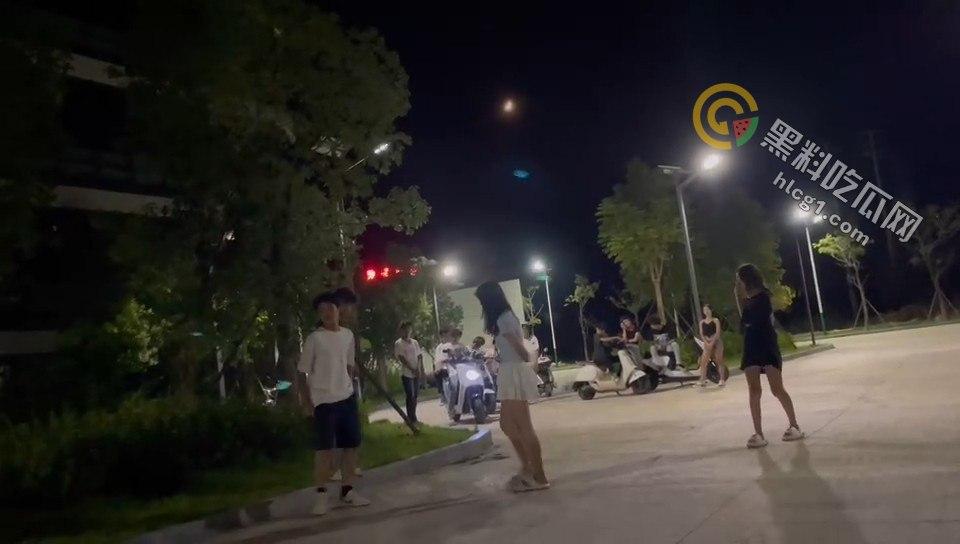 广场惊现暴力事件：男子竟在众目睽睽之下将女子按地暴揍！  第1张