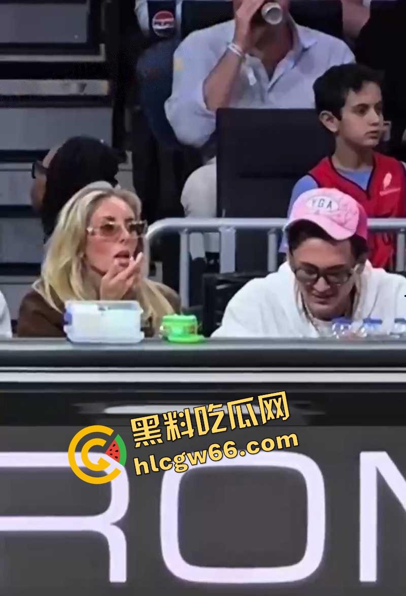 国外富二代看NBA被成人女星女友口射现场曝光，女友嘴里吞精还擦嘴，这俩淫货真是坐着在哪都能玩！  第8张