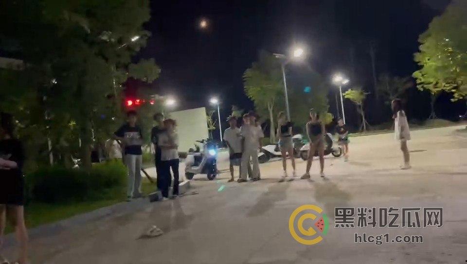 广场惊现暴力事件：男子竟在众目睽睽之下将女子按地暴揍！  第2张