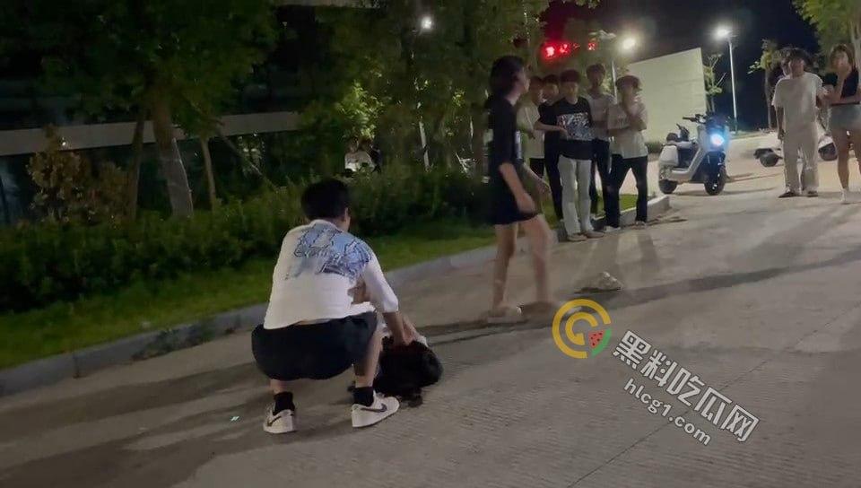 广场惊现暴力事件：男子竟在众目睽睽之下将女子按地暴揍！  第3张