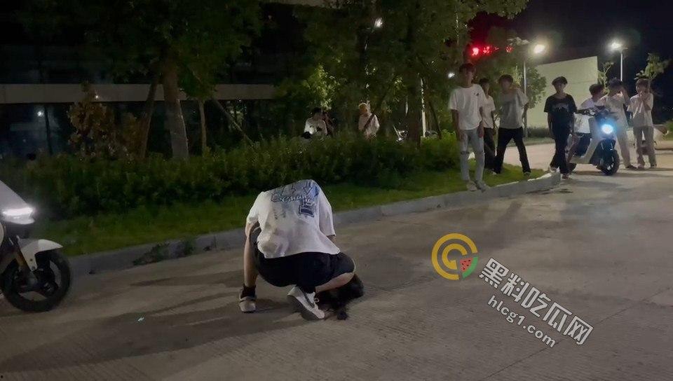 广场惊现暴力事件：男子竟在众目睽睽之下将女子按地暴揍！  第4张