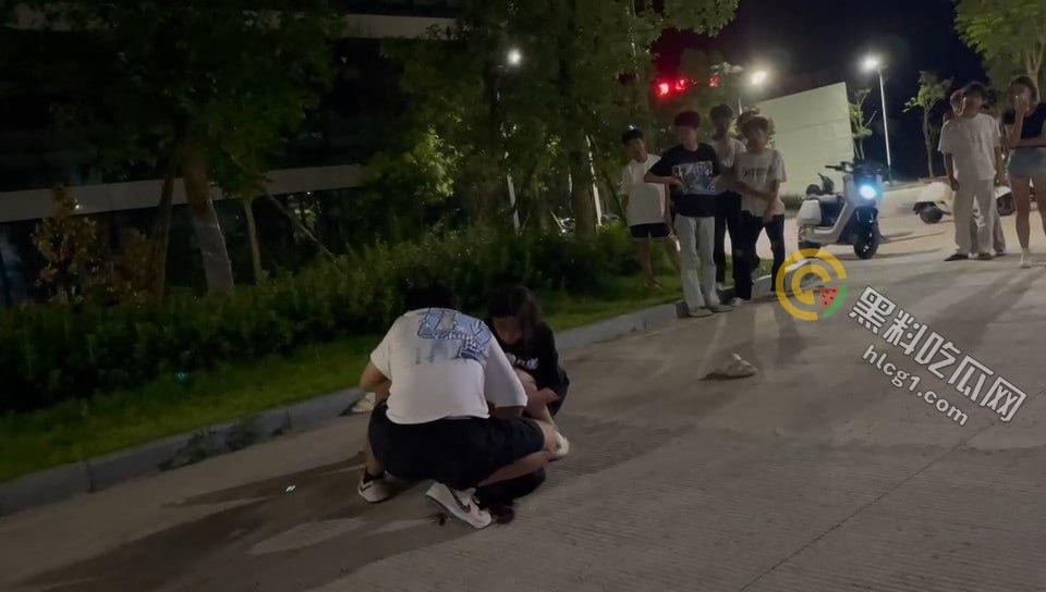 广场惊现暴力事件：男子竟在众目睽睽之下将女子按地暴揍！  第5张