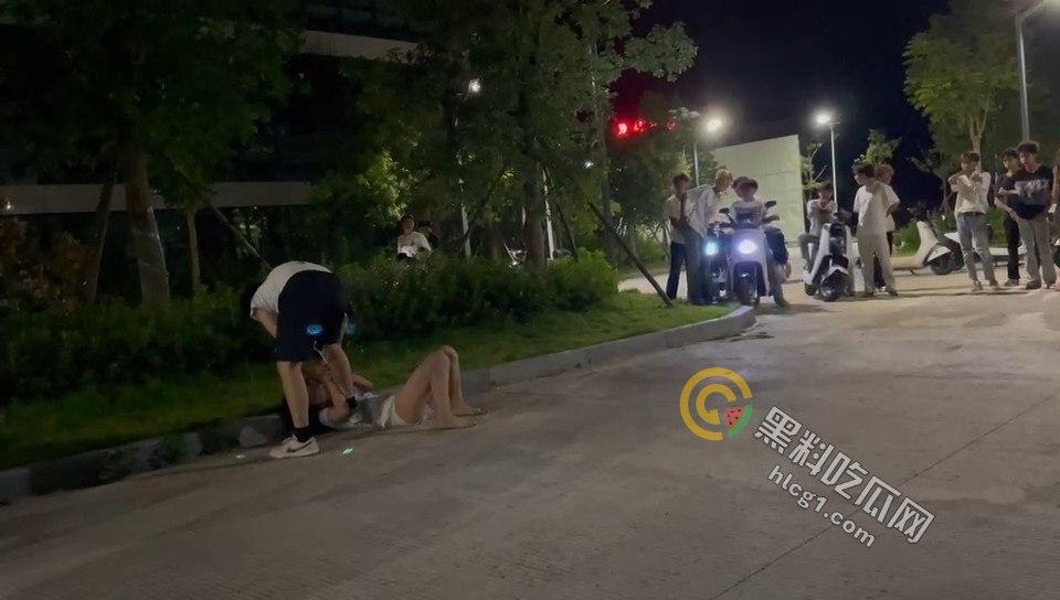 广场惊现暴力事件：男子竟在众目睽睽之下将女子按地暴揍！  第6张