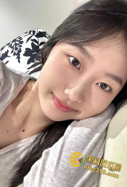 武汉服装学院【刘宝妍】宿舍自慰，直播明码标价包夜一千五，没想到还是个白虎一线天！  第1张