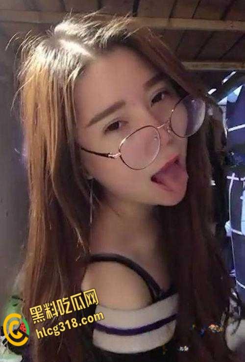 武汉服装学院【刘宝妍】宿舍自慰，直播明码标价包夜一千五，没想到还是个白虎一线天！  第5张