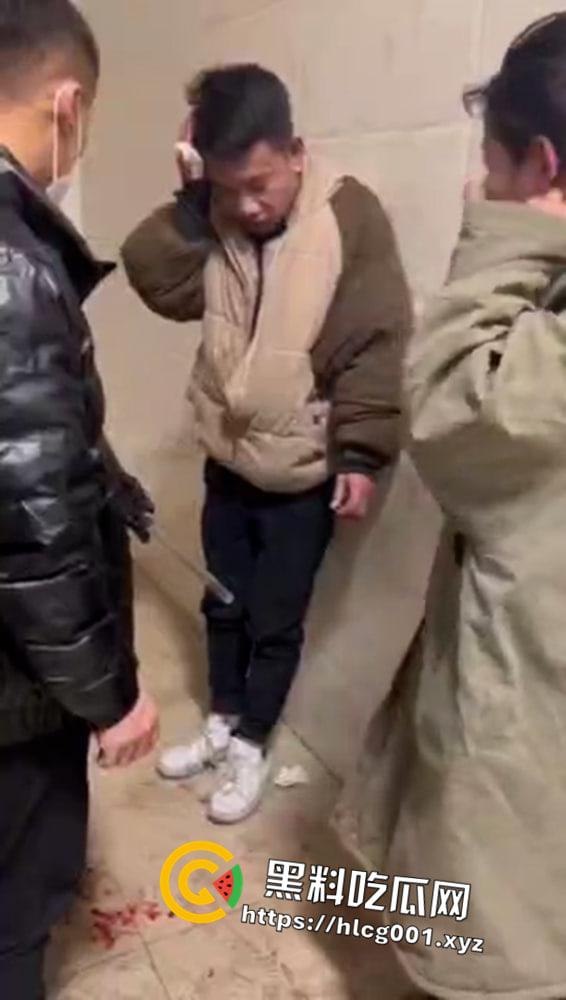 又现霸凌事件 一群精神小伙群殴一男一女拳拳到肉录像视频曝光前排吃瓜  第1张