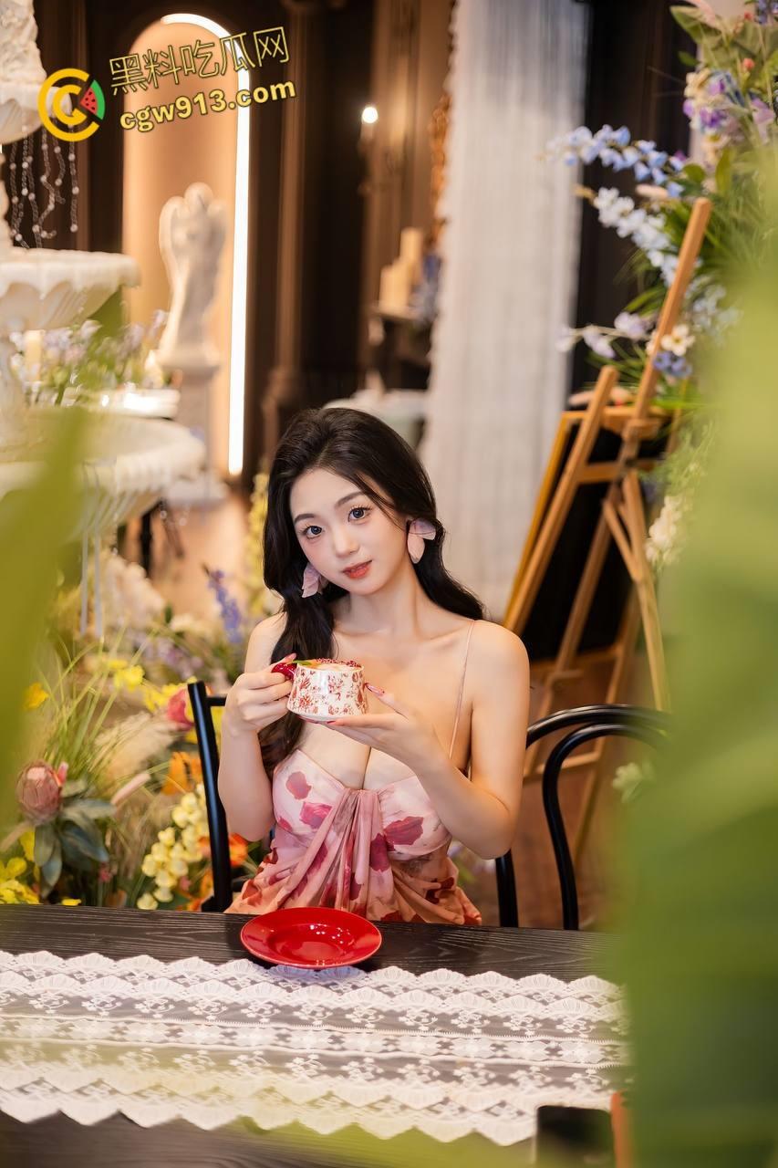 抖音网红【小熊软糖】，高颜值御姐下海黄播，全裸露脸掰逼自嗨，巨乳乳沟诱人无比，揉奶裸舞诱惑力拉满！  第2张