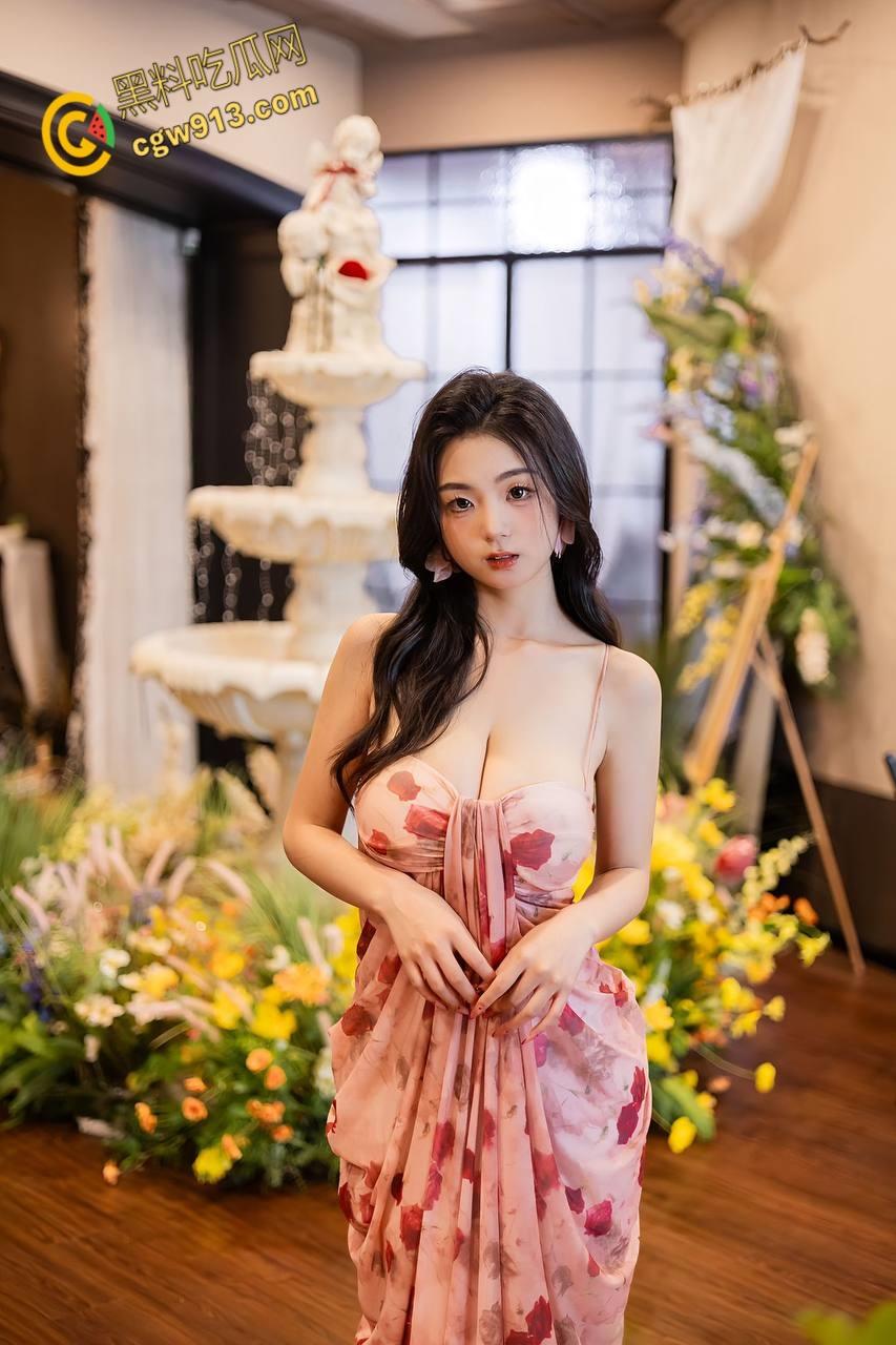 抖音网红【小熊软糖】，高颜值御姐下海黄播，全裸露脸掰逼自嗨，巨乳乳沟诱人无比，揉奶裸舞诱惑力拉满！  第4张