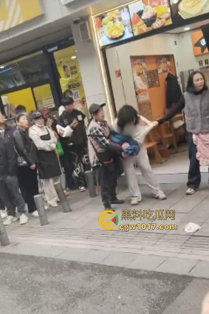 株洲芦淞区蜀香锅盔店，20岁无业骚妹吃完两份拒付钱，脱外套跑路被店主扯衣露膀子，这是霸王餐专业户还是真困难？  第2张
