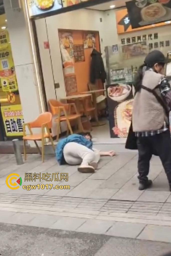 株洲芦淞区蜀香锅盔店，20岁无业骚妹吃完两份拒付钱，脱外套跑路被店主扯衣露膀子，这是霸王餐专业户还是真困难？  第4张