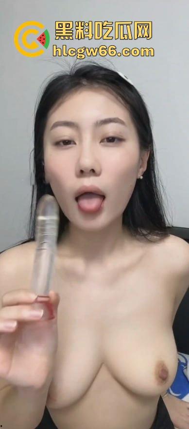 抖音高颜值女网红【虾滑】榜一大哥定制福利 假鸡巴深情口交 疯狂抽插白虎骚穴  第6张