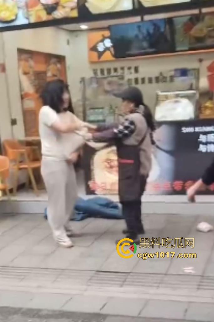 株洲芦淞区蜀香锅盔店，20岁无业骚妹吃完两份拒付钱，脱外套跑路被店主扯衣露膀子，这是霸王餐专业户还是真困难？  第7张