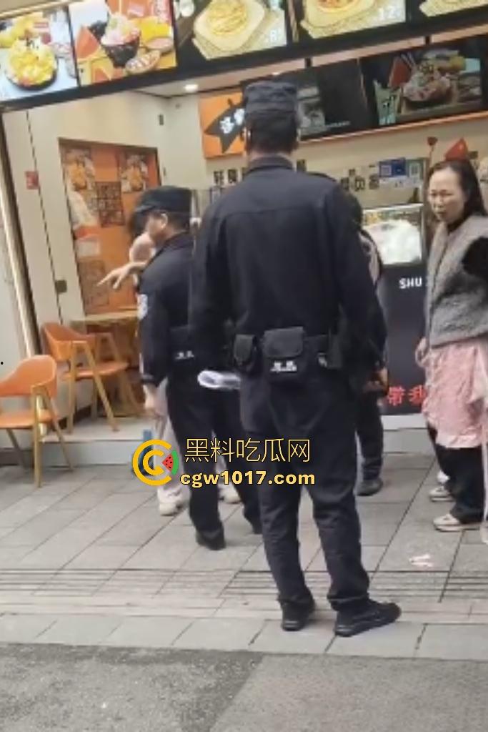 株洲芦淞区蜀香锅盔店，20岁无业骚妹吃完两份拒付钱，脱外套跑路被店主扯衣露膀子，这是霸王餐专业户还是真困难？  第8张