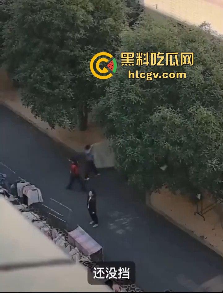 湖北商贸学院女学生校内猝死，学校未通知家属先运遗体！学生拉窗禁看，家属校内维权！  第5张