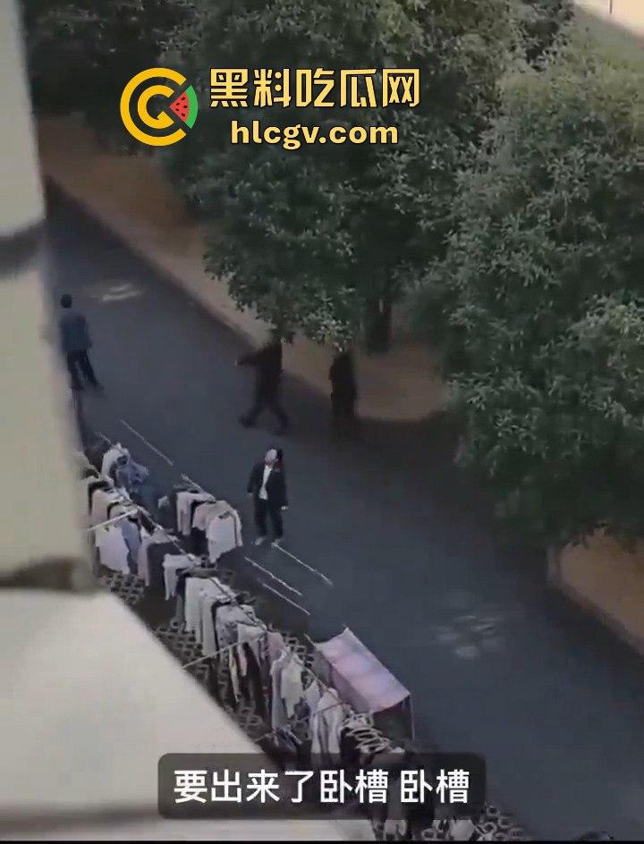 湖北商贸学院女学生校内猝死，学校未通知家属先运遗体！学生拉窗禁看，家属校内维权！  第6张