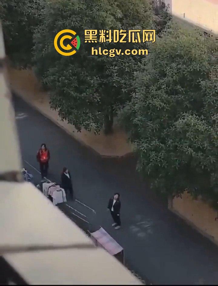 湖北商贸学院女学生校内猝死，学校未通知家属先运遗体！学生拉窗禁看，家属校内维权！  第7张