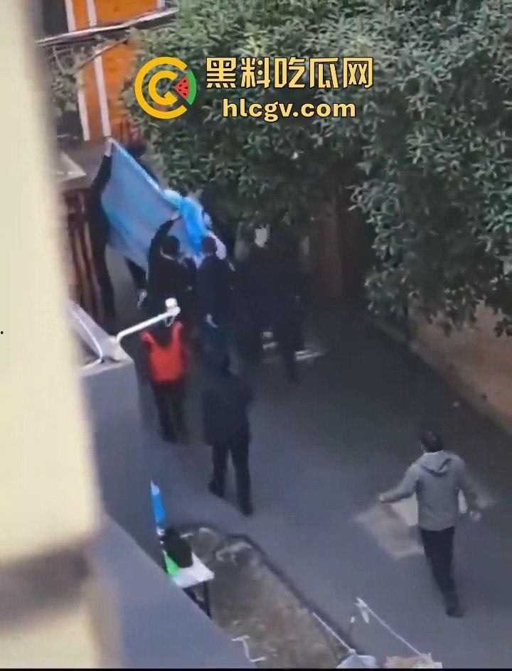 湖北商贸学院女学生校内猝死，学校未通知家属先运遗体！学生拉窗禁看，家属校内维权！  第9张