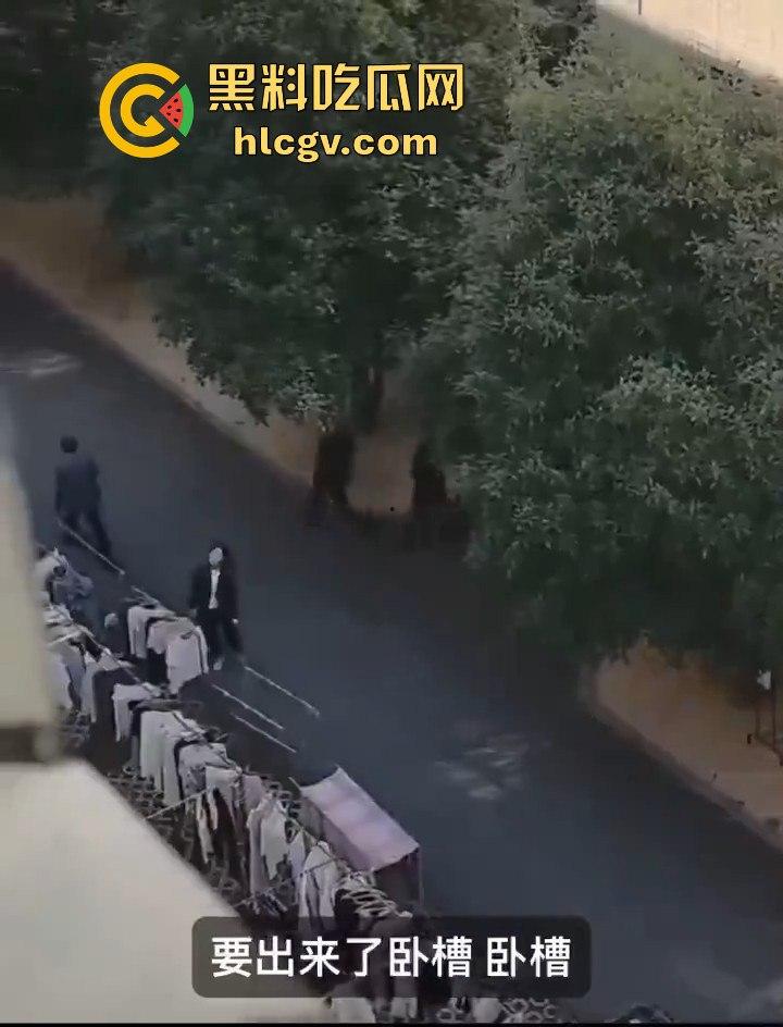 湖北商贸学院女学生校内猝死，学校未通知家属先运遗体！学生拉窗禁看，家属校内维权！  第10张