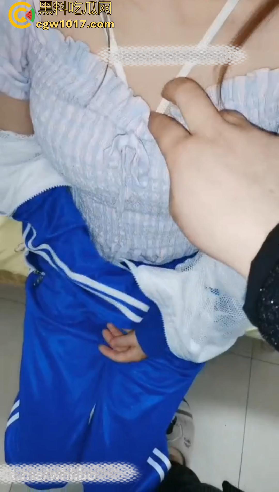 黄色主播花天价真实破处！高中巨乳妹子被开苞，插进去血流整个鸡巴上都是 妹子嗷嗷喊疼！  第2张