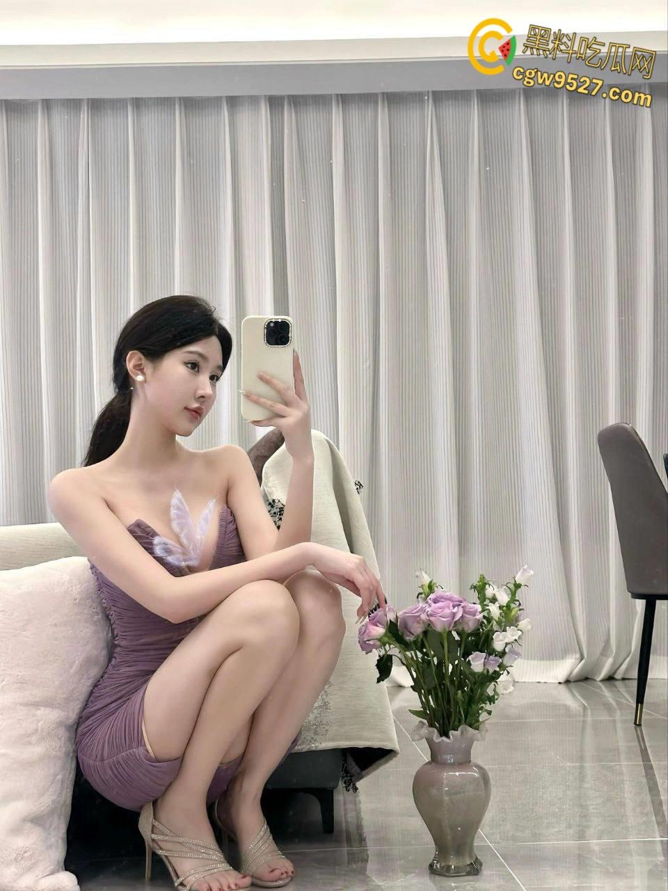 送姐姐回家，火车上大胆全裸车震，厕所到卧铺各种姿势爆操小骚逼，最后高潮喷水湿了一大片床单！  第2张