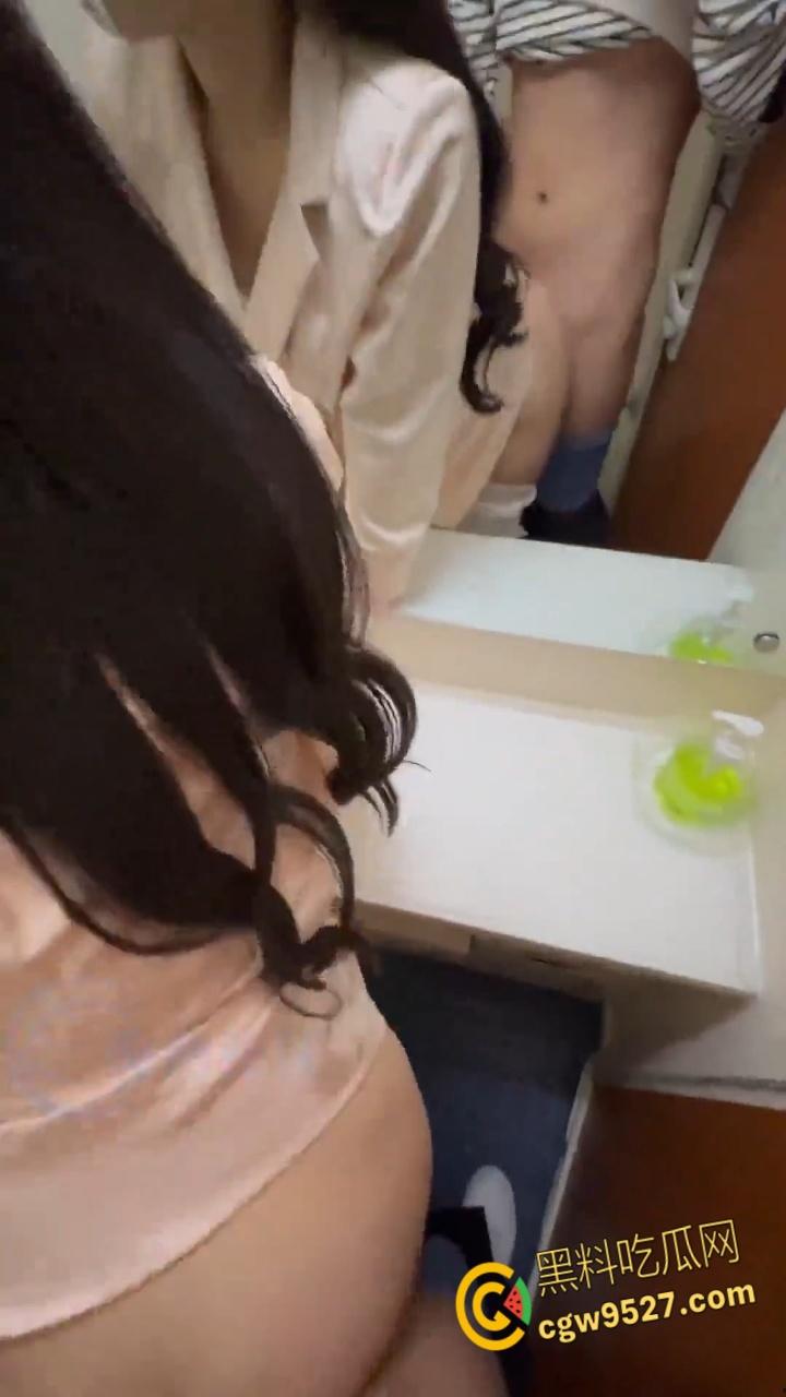 送姐姐回家，火车上大胆全裸车震，厕所到卧铺各种姿势爆操小骚逼，最后高潮喷水湿了一大片床单！  第6张