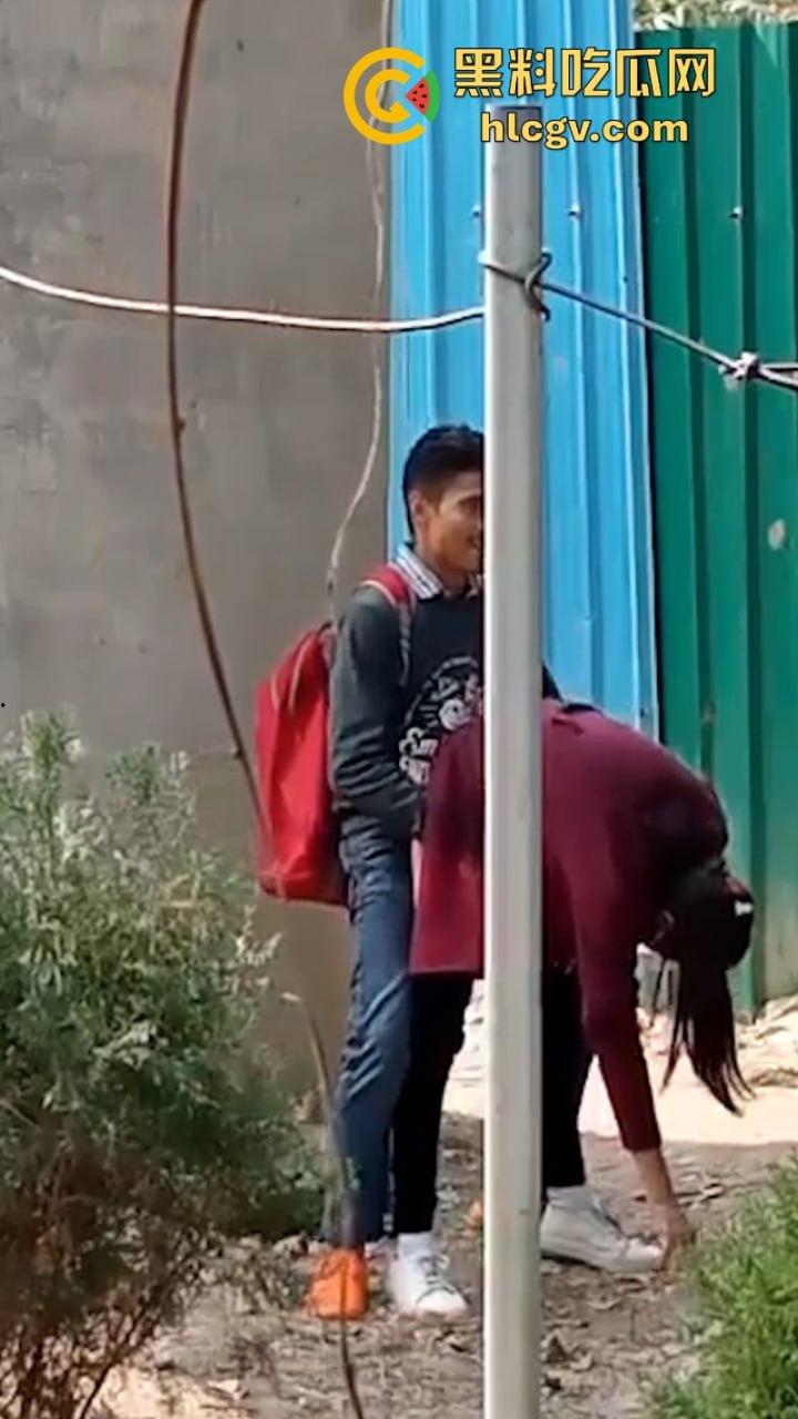 印度街头年轻小哥露天吃快餐 后入内射口交全套服务十分钟解决  第1张