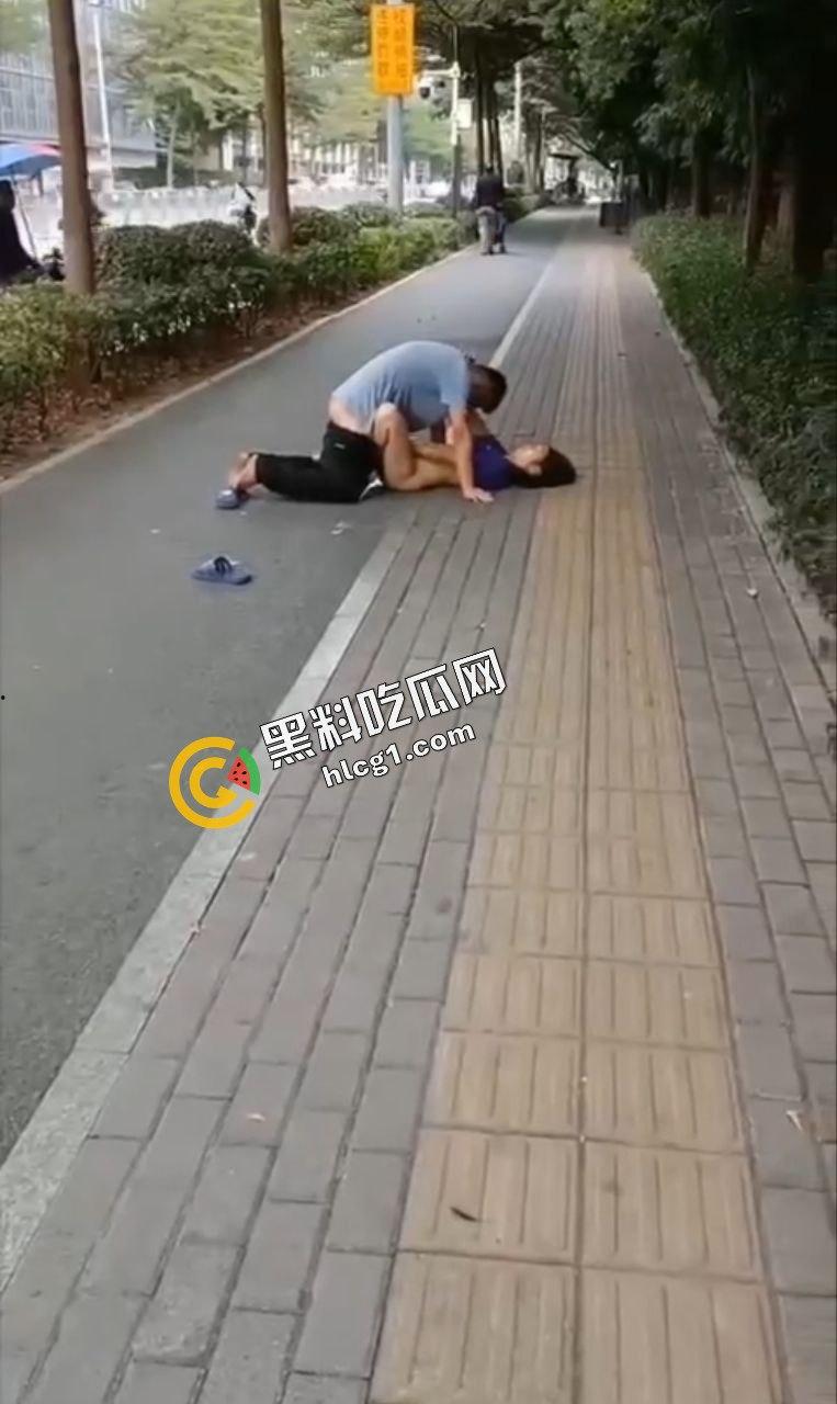 贵州遵义 一对饥渴中年夫妇寻刺激 街边脱衣直接开操 旁边大哥一直笑  第1张