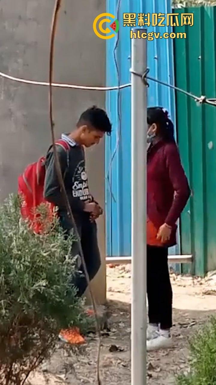 印度街头年轻小哥露天吃快餐 后入内射口交全套服务十分钟解决  第2张