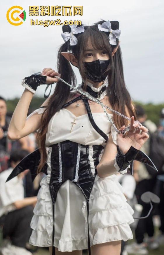 广州萤火虫漫展惊现真空上阵 一Coser不穿内裤现身，引摄影师蜂拥狂拍，正面视频曝光！  第4张