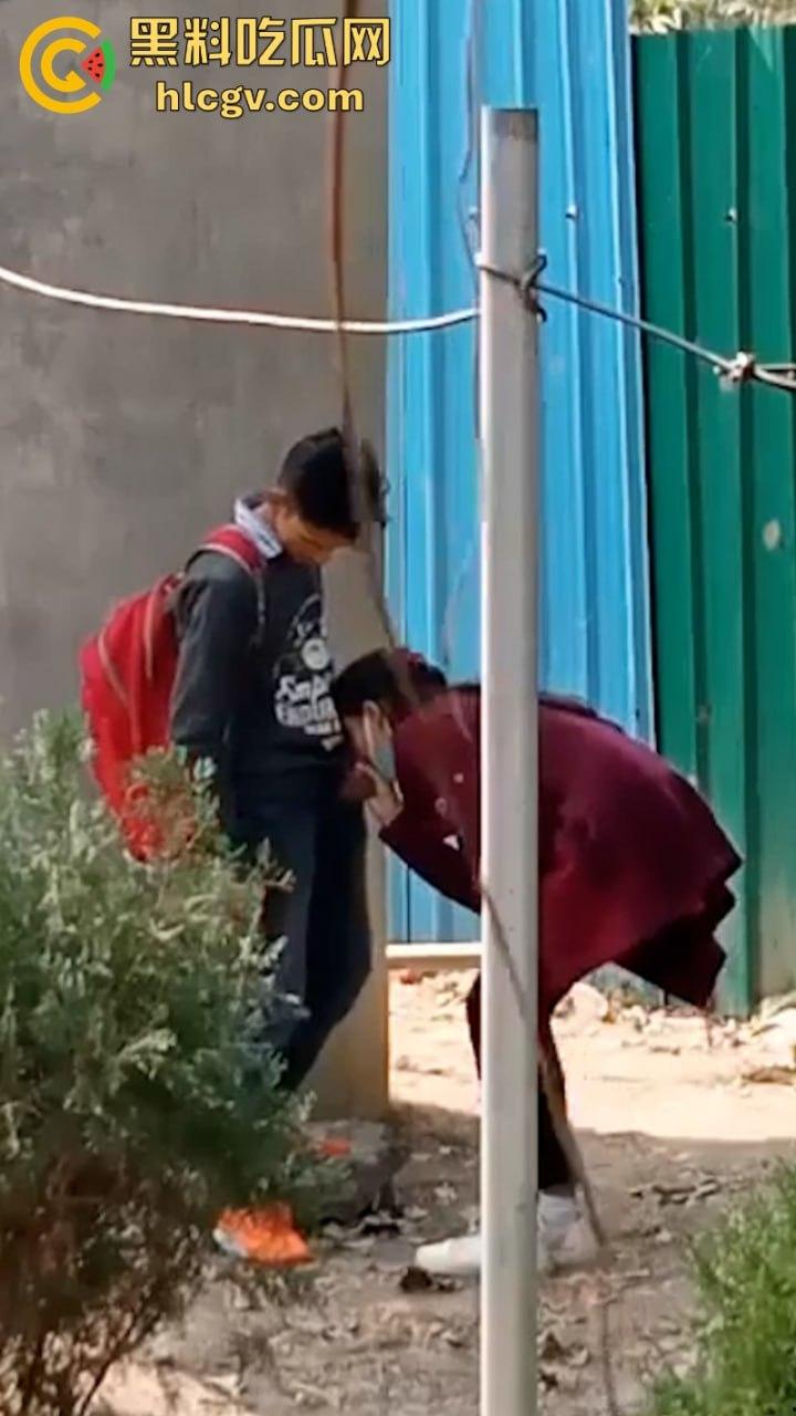 印度街头年轻小哥露天吃快餐 后入内射口交全套服务十分钟解决  第3张