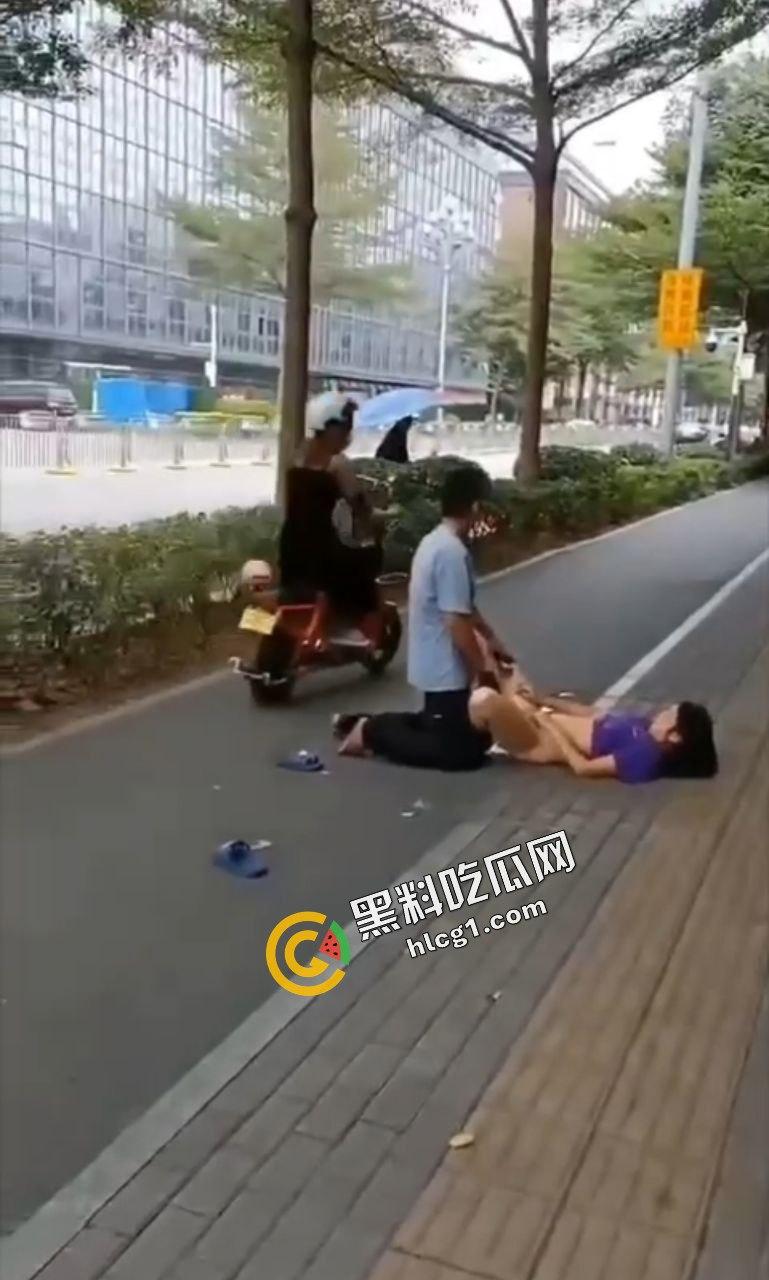 贵州遵义 一对饥渴中年夫妇寻刺激 街边脱衣直接开操 旁边大哥一直笑  第4张