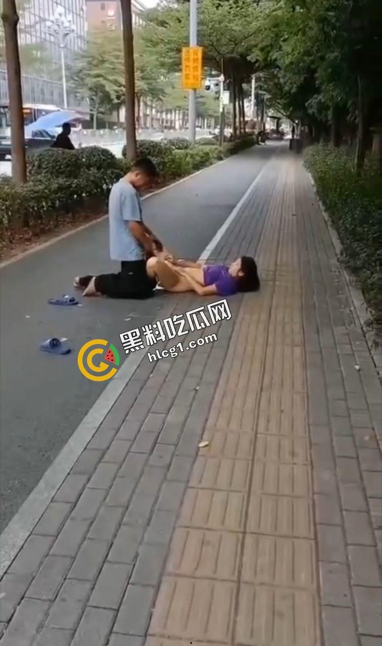 贵州遵义 一对饥渴中年夫妇寻刺激 街边脱衣直接开操 旁边大哥一直笑  第5张