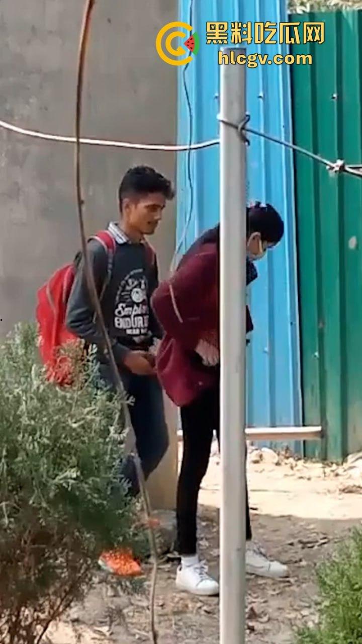 印度街头年轻小哥露天吃快餐 后入内射口交全套服务十分钟解决  第4张