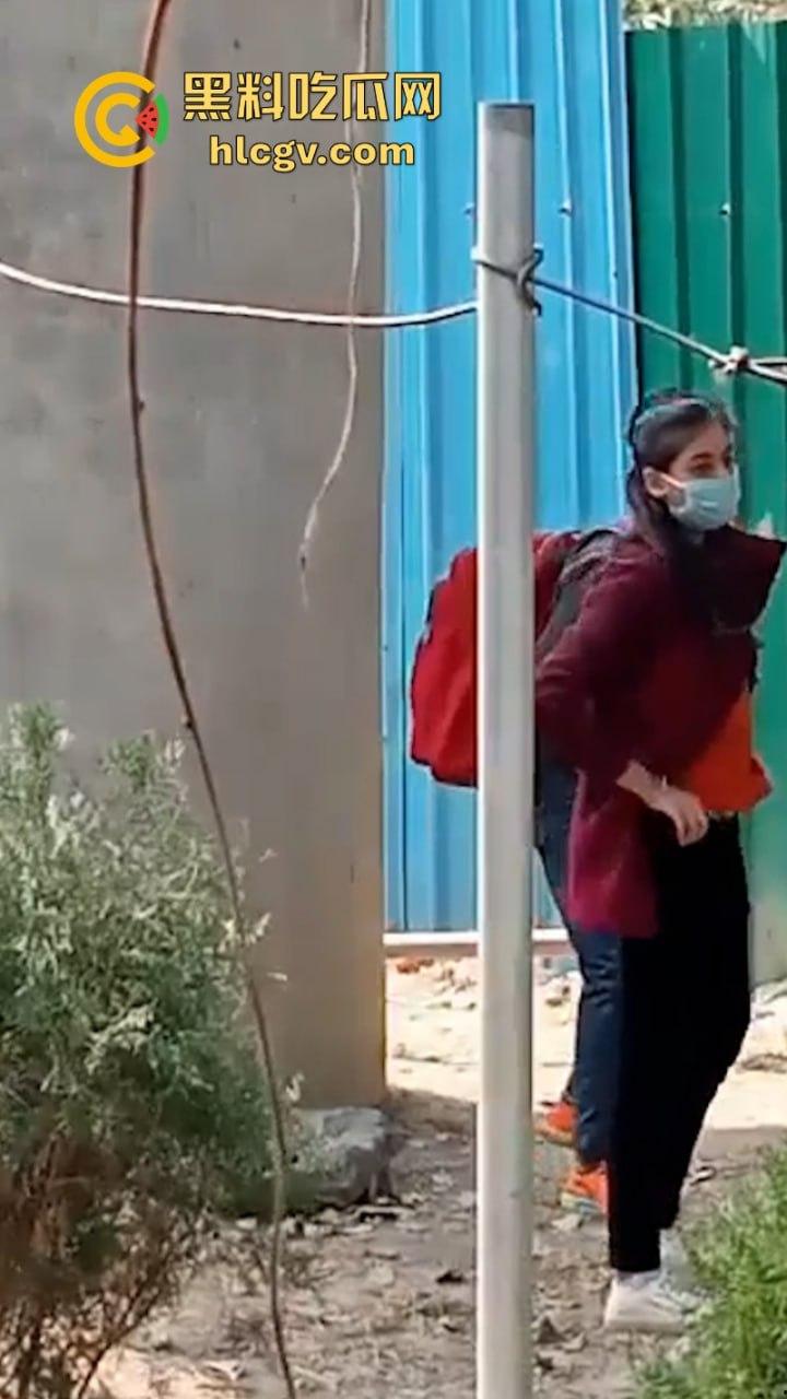 印度街头年轻小哥露天吃快餐 后入内射口交全套服务十分钟解决  第5张