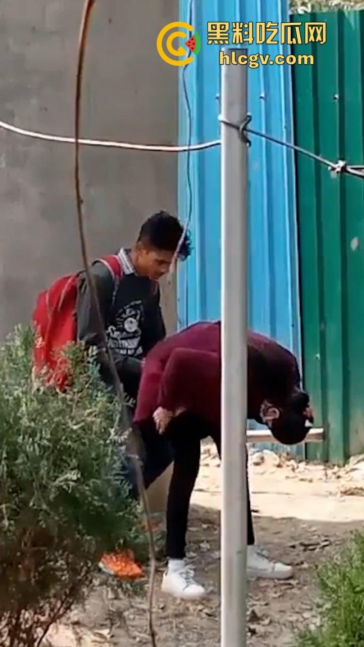 印度街头年轻小哥露天吃快餐 后入内射口交全套服务十分钟解决  第6张