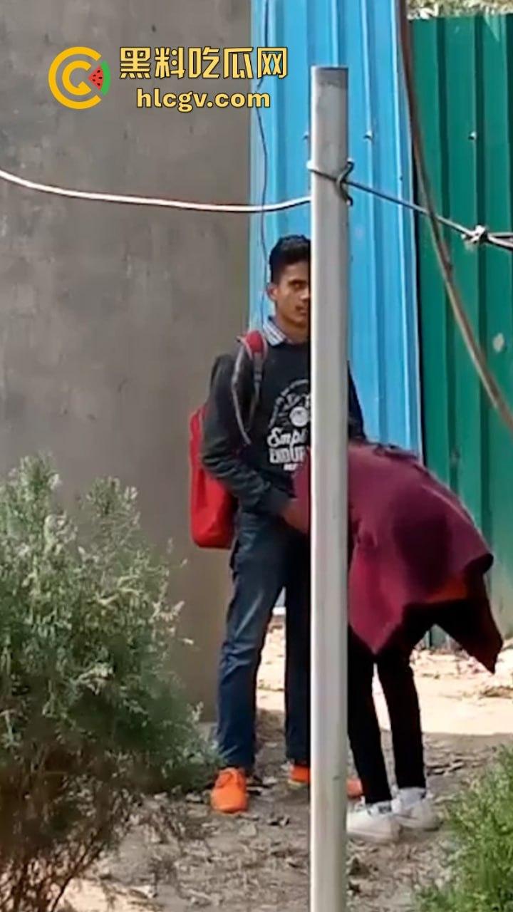 印度街头年轻小哥露天吃快餐 后入内射口交全套服务十分钟解决  第7张