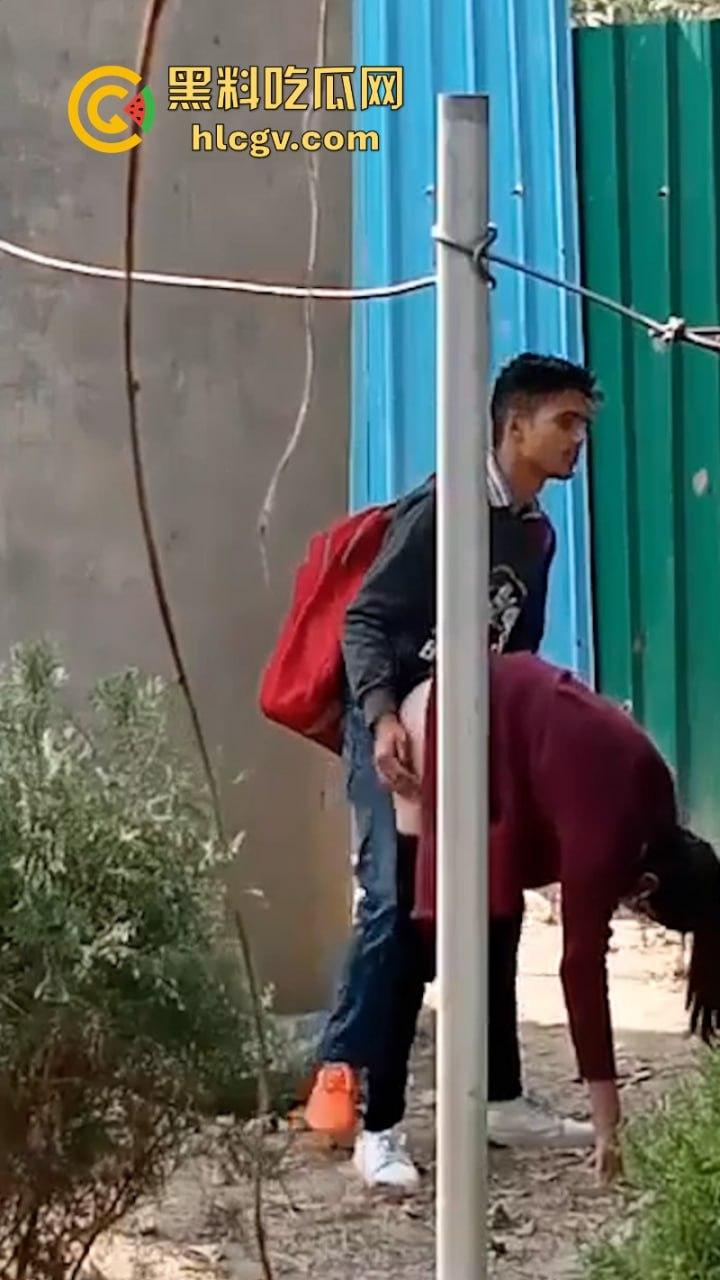 印度街头年轻小哥露天吃快餐 后入内射口交全套服务十分钟解决  第8张