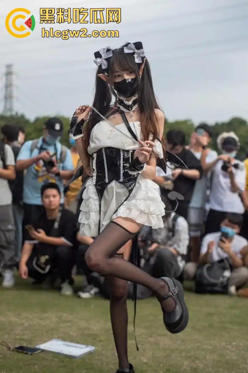 广州萤火虫漫展惊现真空上阵 一Coser不穿内裤现身，引摄影师蜂拥狂拍，正面视频曝光！  第8张