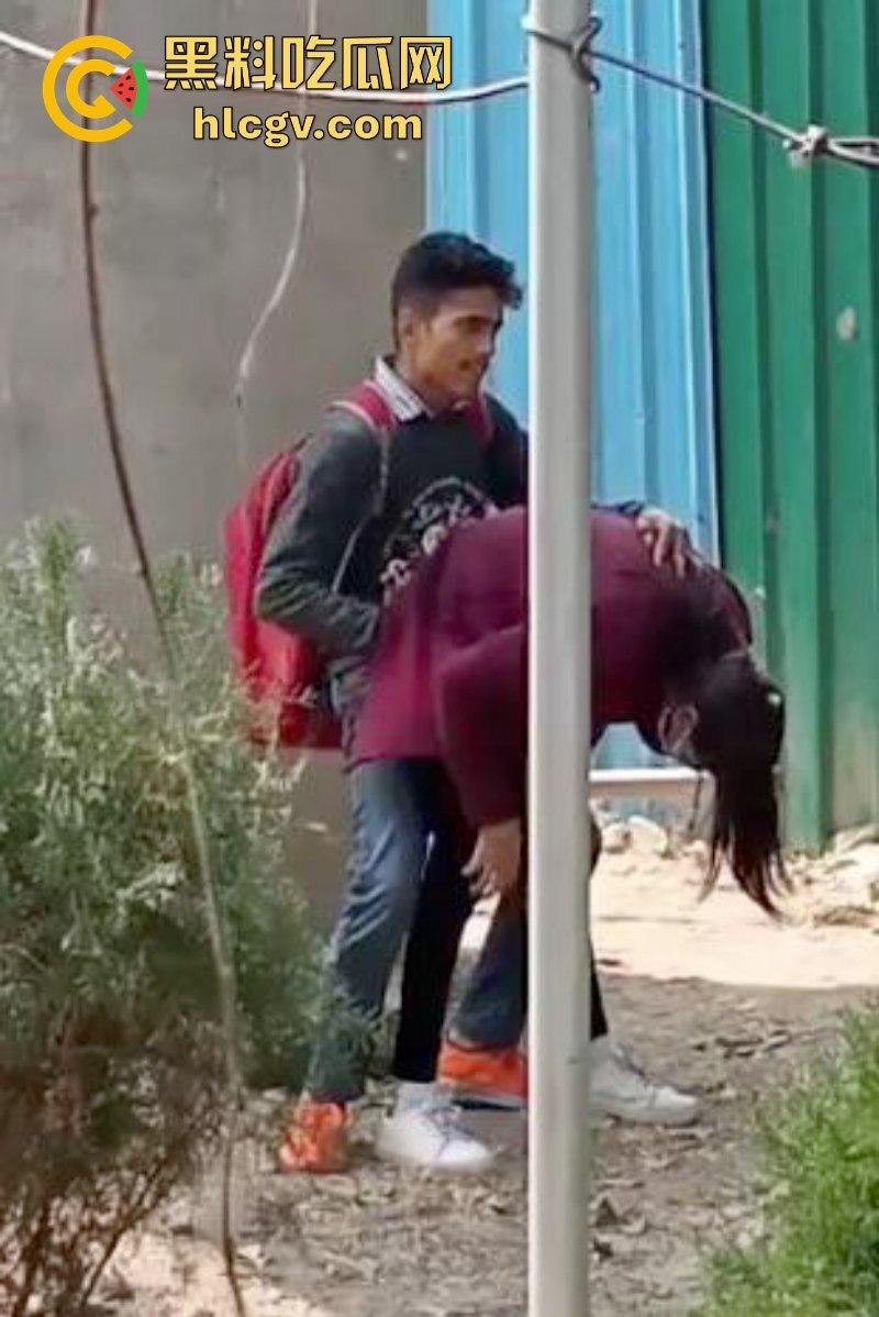 印度街头年轻小哥露天吃快餐 后入内射口交全套服务十分钟解决  第9张