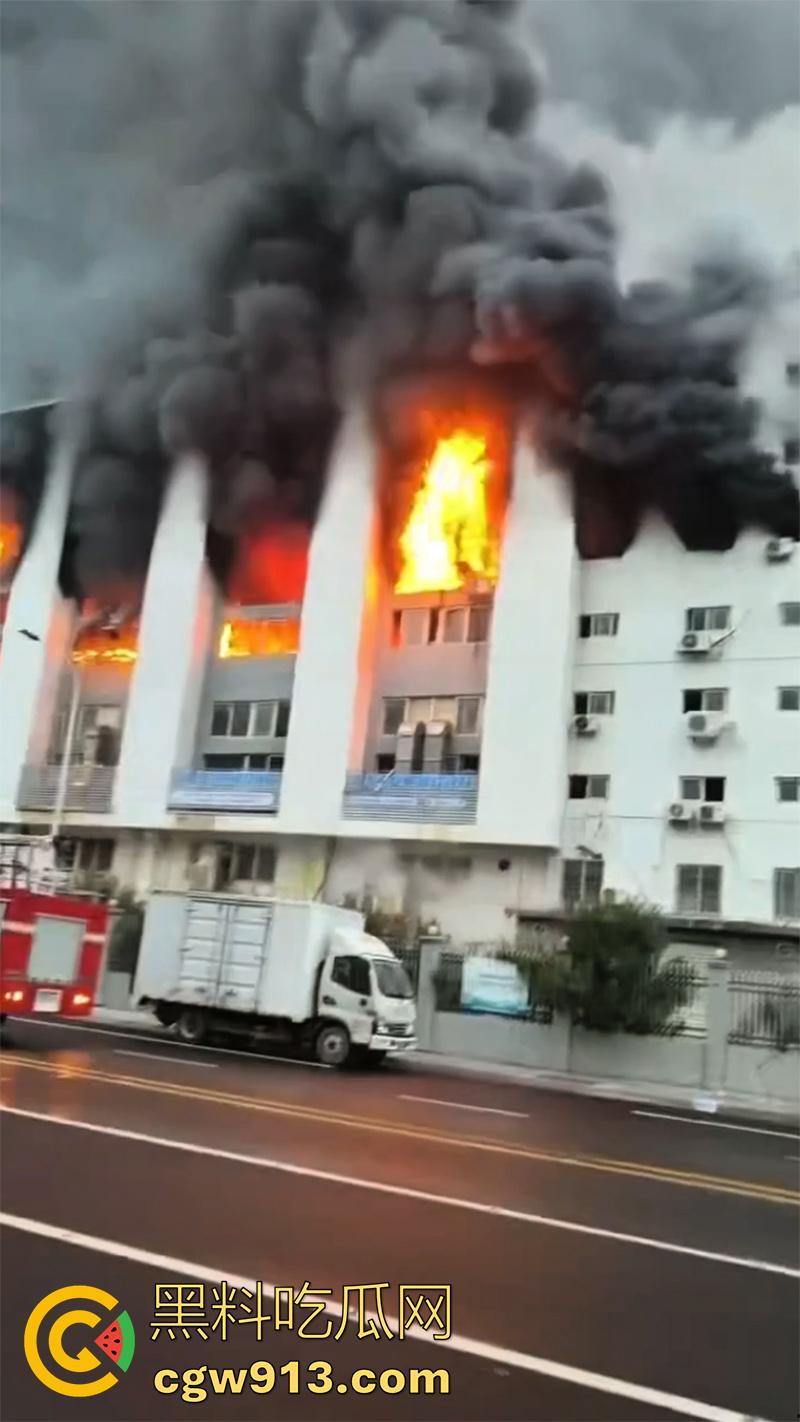 一根烟毁灭一栋楼！温州乐清盐盘工业园区，几名女工仓房抽烟，引发大火10多辆消防车都无法扑灭！  第1张