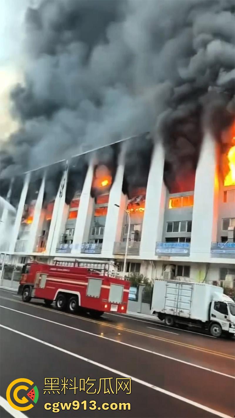 一根烟毁灭一栋楼！温州乐清盐盘工业园区，几名女工仓房抽烟，引发大火10多辆消防车都无法扑灭！  第2张